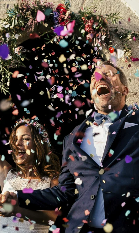 novios saliendo De la Iglesia bajo lluvia de confeti